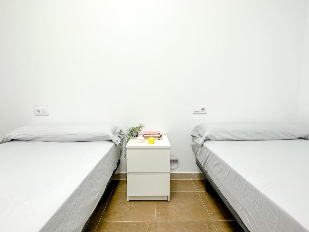 twee bedden naast elkaar in een kamer bij Casa Primavera in Zurgena