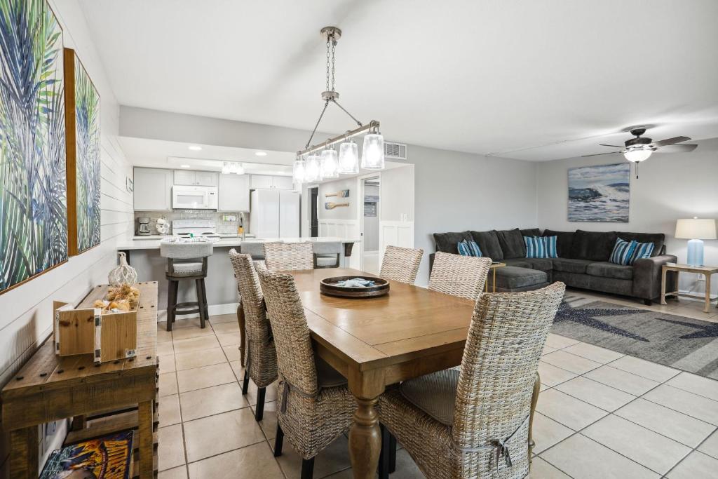 cocina y sala de estar con mesa y sillas en Holiday Villas II 407 Premier, en Clearwater Beach