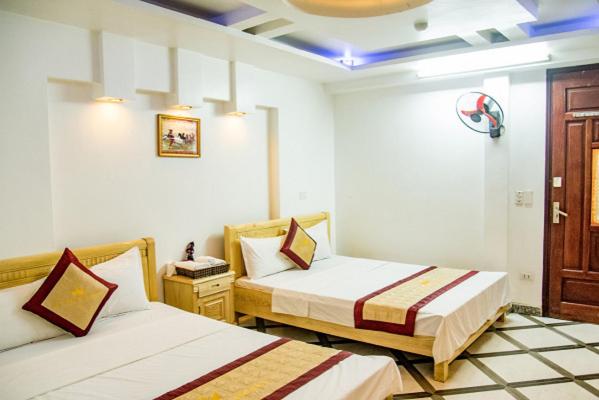ein Hotelzimmer mit 2 Betten in einem Zimmer in der Unterkunft Hà Thành Hotel - Ngõ 63 Lê Đức Thọ, Mỹ Đình - by Bay Luxury in Hanoi