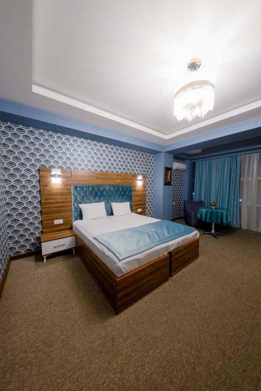 Postel nebo postele na pokoji v ubytování Royal Sapphire Hotel