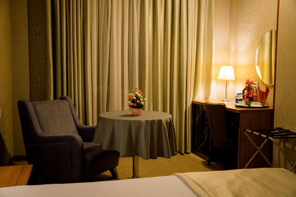 Postel nebo postele na pokoji v ubytování Royal Sapphire Hotel