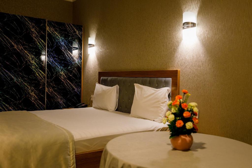 Postel nebo postele na pokoji v ubytování Royal Sapphire Hotel