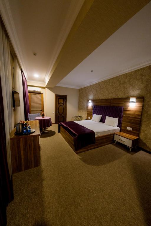 Postel nebo postele na pokoji v ubytování Royal Sapphire Hotel