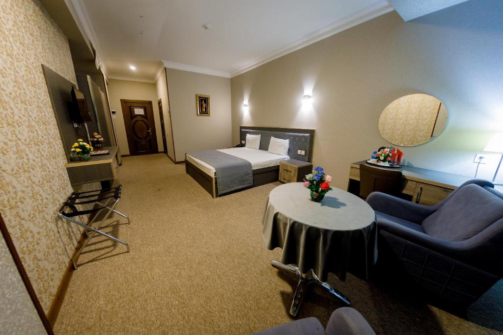 Postel nebo postele na pokoji v ubytování Royal Sapphire Hotel