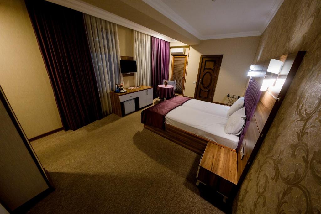 Postel nebo postele na pokoji v ubytování Royal Sapphire Hotel
