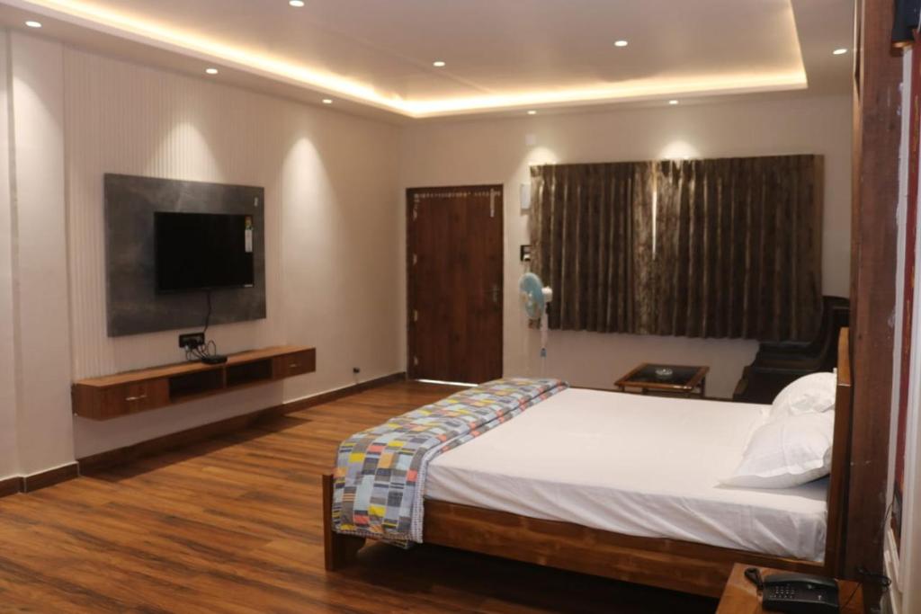 Säng eller sängar i ett rum på Birsha Munda Guest House
