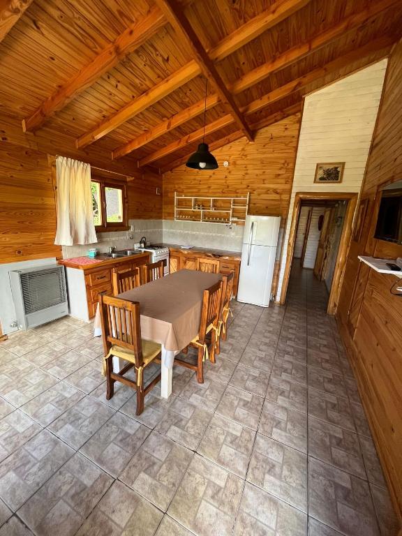 cocina con mesa y sillas en una habitación en Cabaña La Elisa en Villa La Angostura