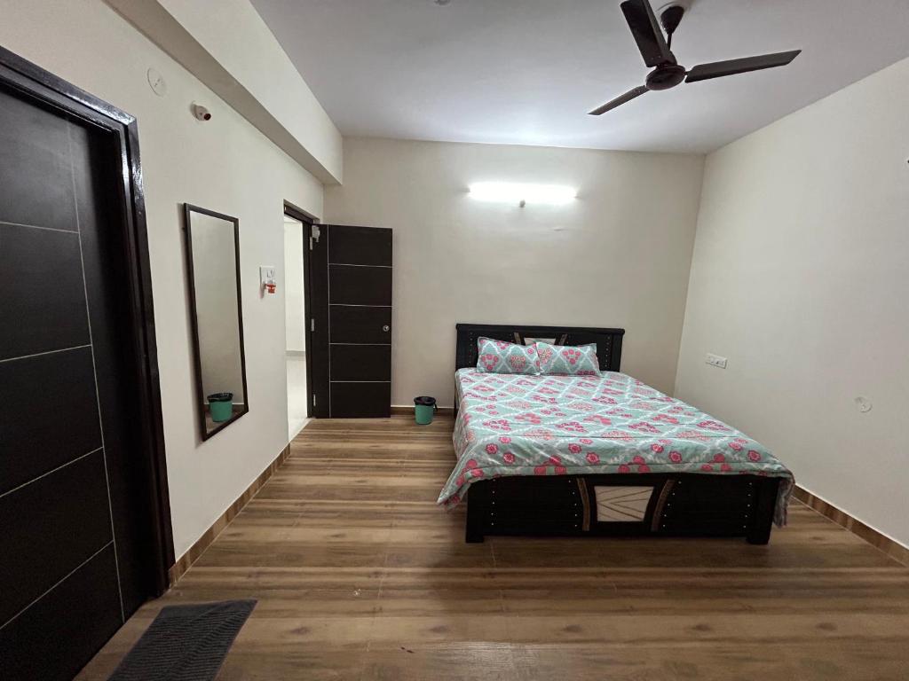 1 dormitorio con 1 cama y ventilador de techo en New Full Furnished 2 BHK in Madhapur with Parking with 24 Hours Checkin, en Hyderabad