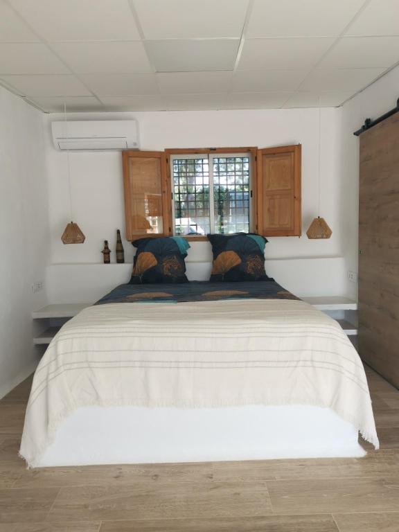 a bedroom with a large bed in a room at Relais Pollo Loco in Valencia