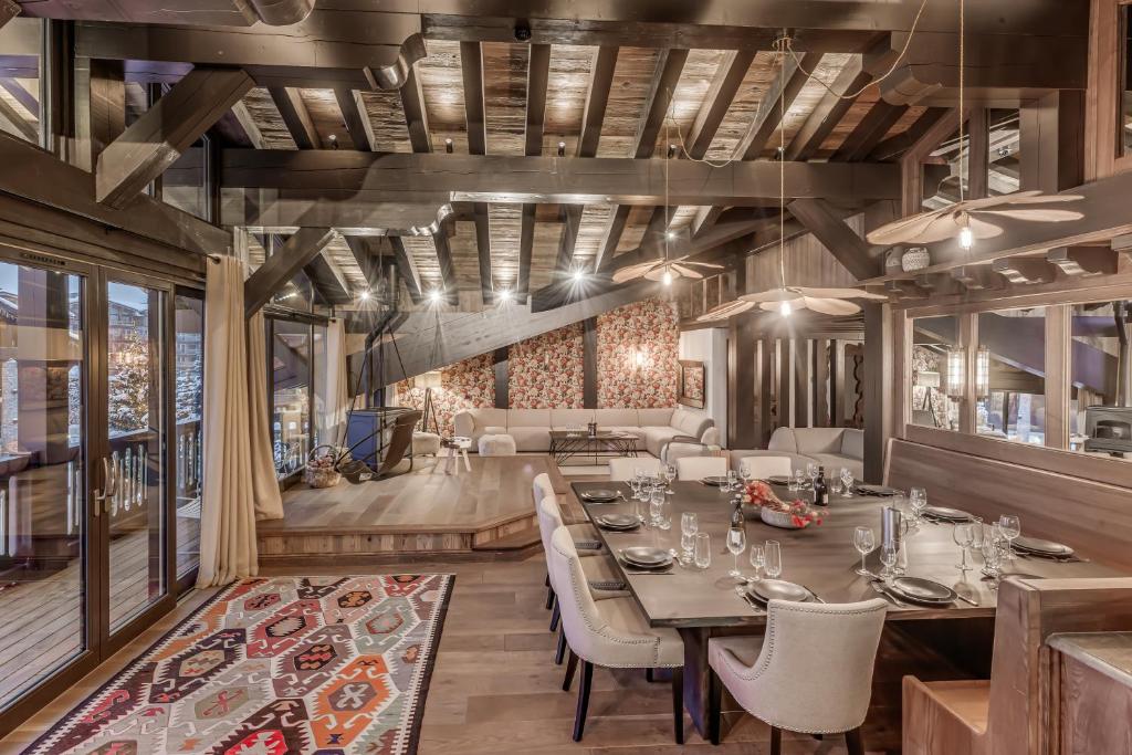 a dining room with a table and chairs at HOTEL LE VAL D&#39;ISERE in Val-d&#39;Isère