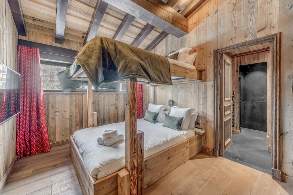 a bedroom with a bunk bed in a cabin at HOTEL LE VAL D&#39;ISERE in Val-d&#39;Isère