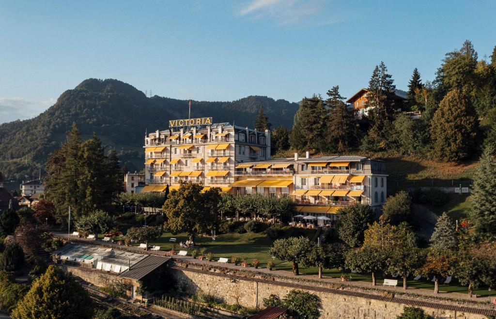 un hôtel situé sur le flanc d'une montagne dans l'établissement Hotel Victoria Glion, à Montreux