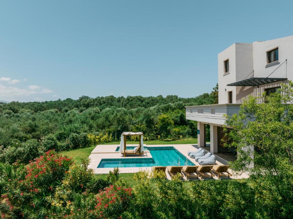 een extern uitzicht op een huis met een zwembad bij Olvini Villa in Galatás