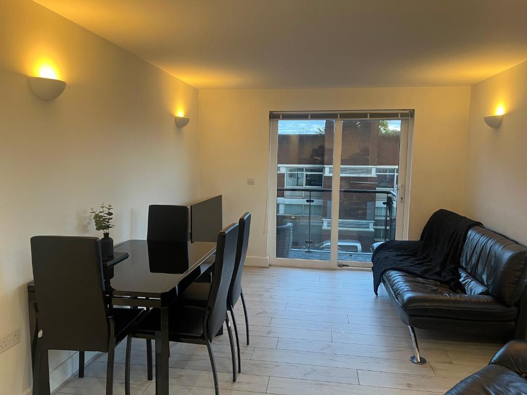 una sala de estar con una mesa y un sofá en Broadway’s Canterbury City Escape, en Canterbury