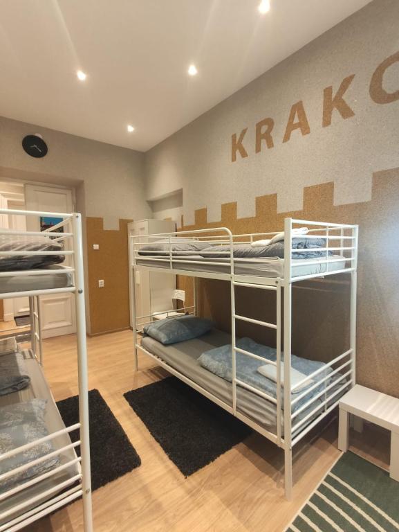 Poschodová posteľ alebo postele v izbe v ubytovaní Girls Hostel