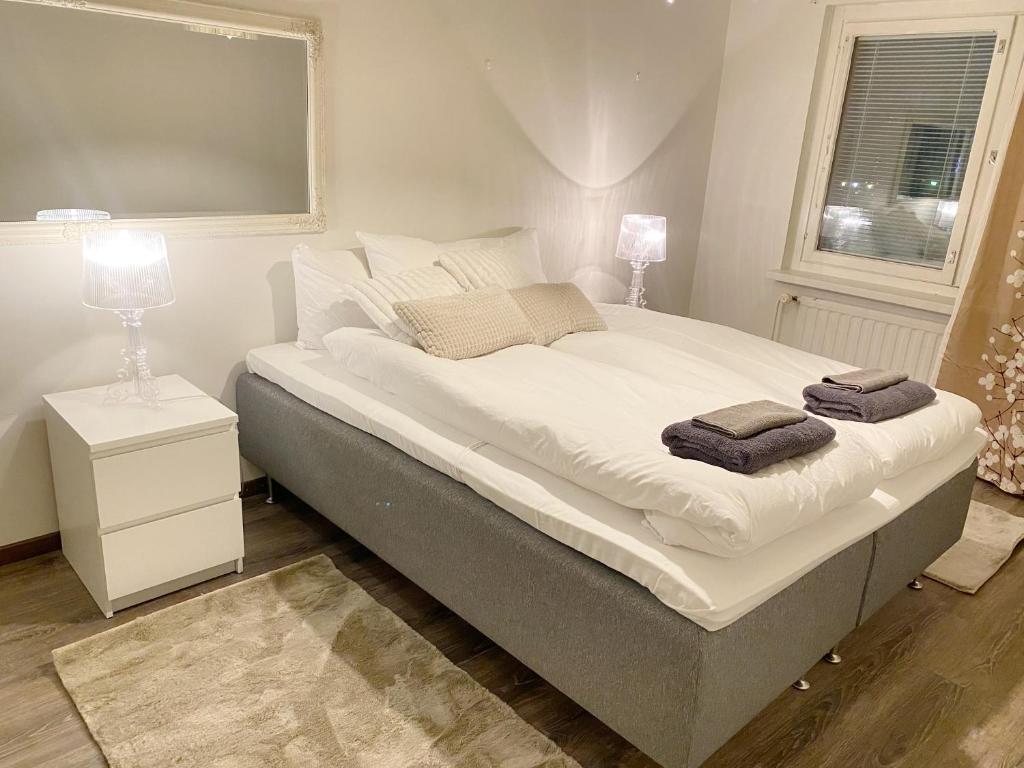 ein Bett mit zwei Handtüchern darauf in einem Schlafzimmer in der Unterkunft Tilava kaksio- Keskusta- Autopaikka in Rovaniemi