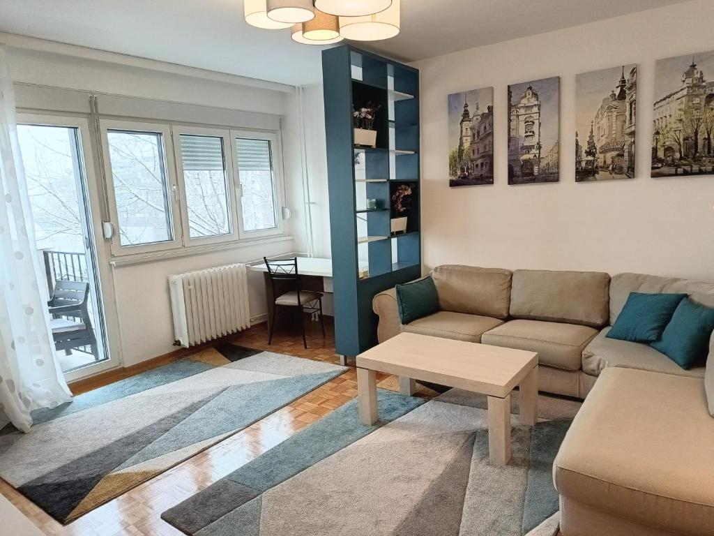 uma sala de estar com um sofá e uma mesa em Novobeogradska priča em Belgrado