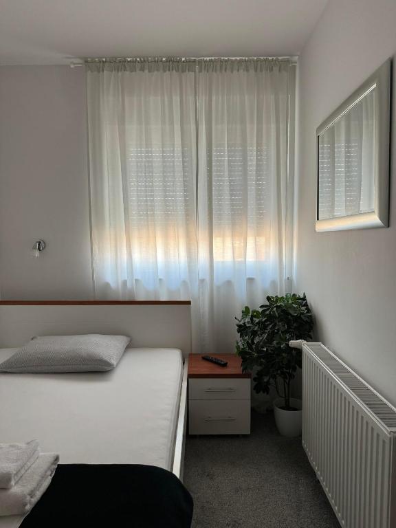 Postel nebo postele na pokoji v ubytování Pansion Komfor Fitea