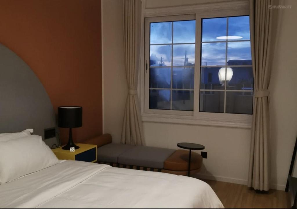 Postel nebo postele na pokoji v ubytování Discovery Saipan Hotel