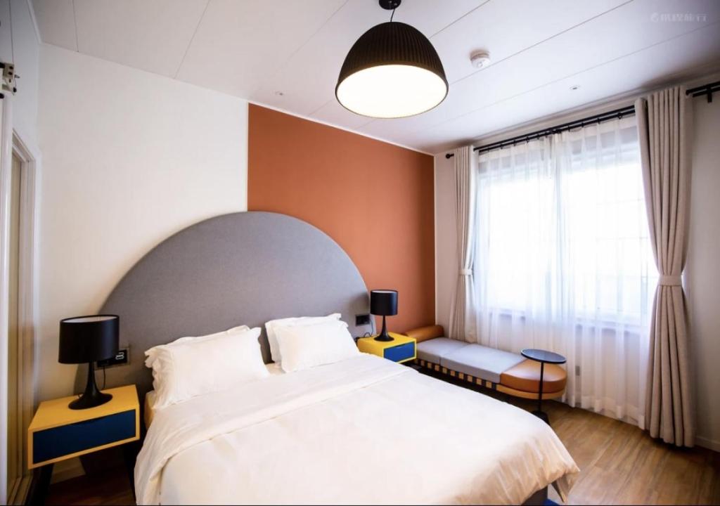 Postel nebo postele na pokoji v ubytování Discovery Saipan Hotel