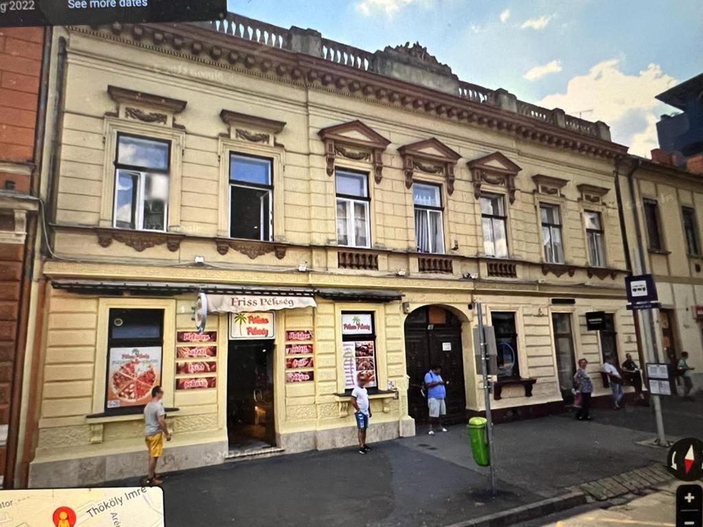 Το κτήριο όπου στεγάζεται  το διαμέρισμα