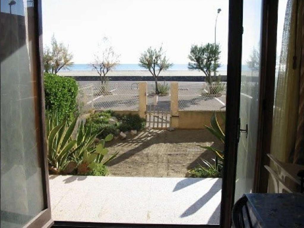 A balcony or terrace at Appartement Port-la-Nouvelle, 2 pièces, 4 personnes - FR-1-229C-159