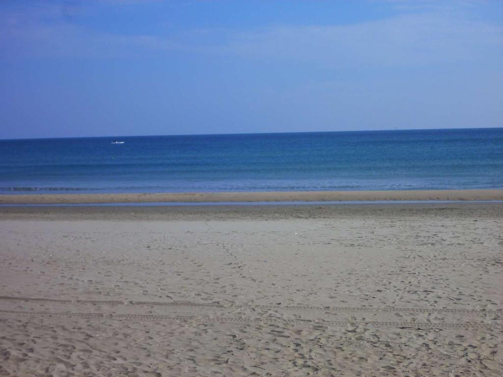 an empty beach with the ocean in the background at Appartement Marseillan-Plage, 2 pièces, 5 personnes - FR-1-387-167 in Marseillan