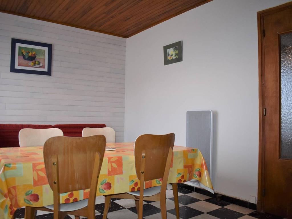 une salle à manger avec une table et quatre chaises dans l'établissement Charmant T2, 4 pers, cuisine équipée, parking, Font-Romeu - FR-1-580-41, à Font-Romeu-Odeillo-Via