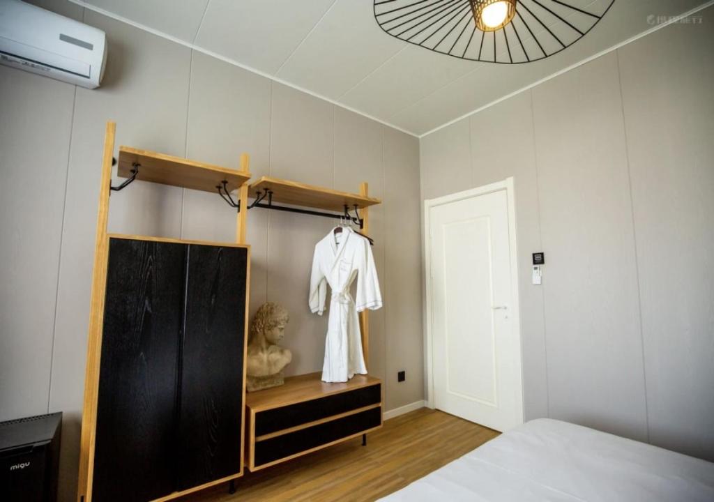 Postel nebo postele na pokoji v ubytování Discovery Saipan Hotel