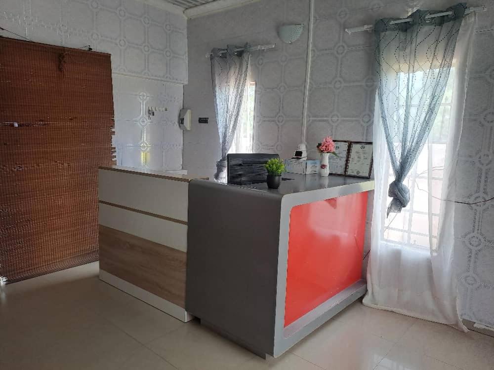 eine Küche mit einer Theke in einem Zimmer mit einem Fenster in der Unterkunft Virgin guesthouse in Francistown