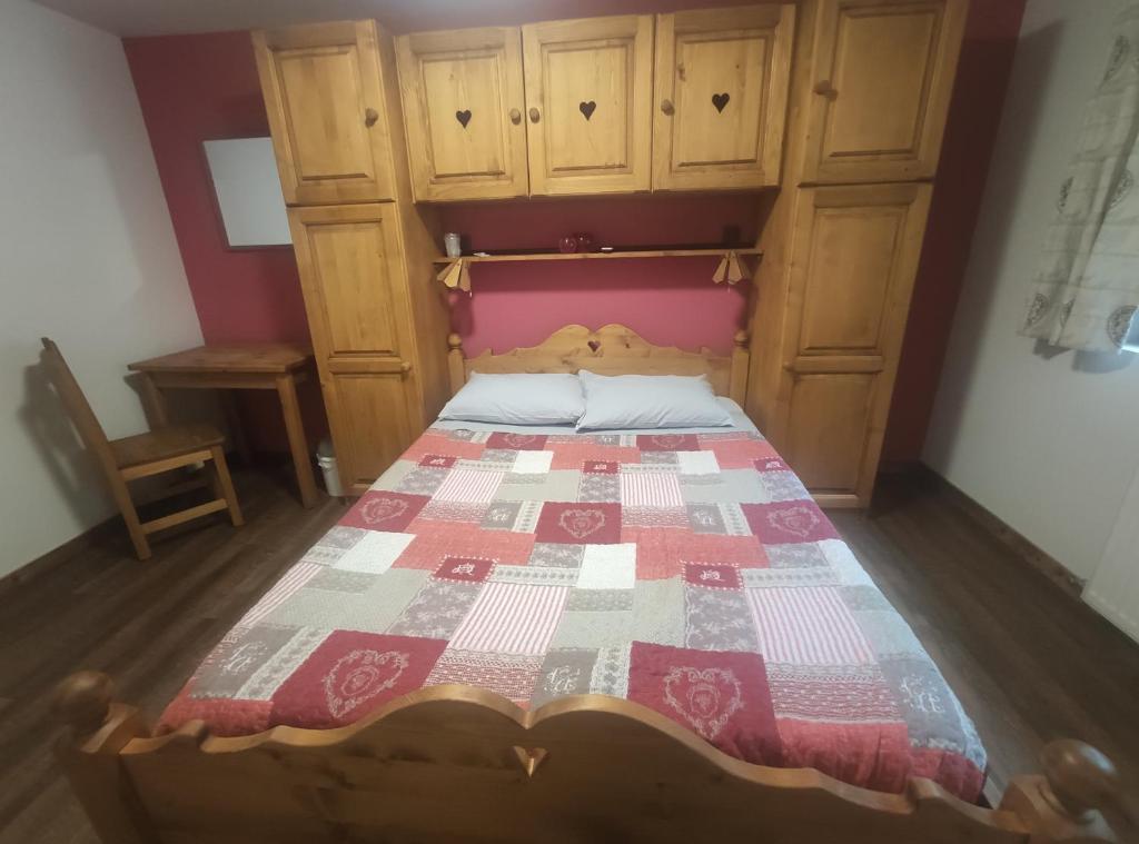 a bedroom with a bed with a quilt on it at Les Chemins du Léman in Novel