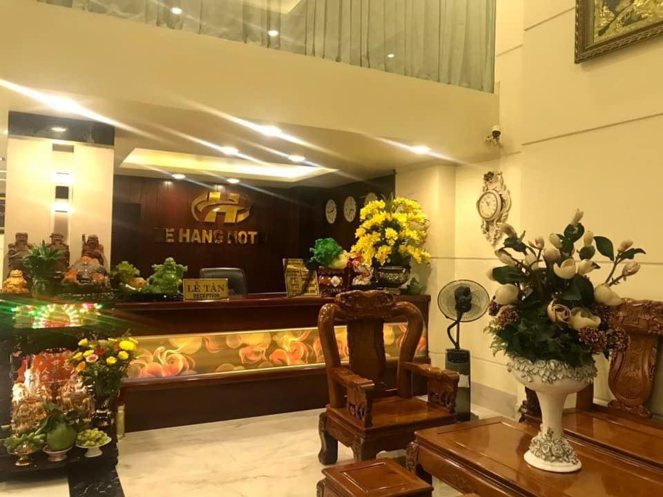 uma loja com uma floricultura com flores em Khách Sạn Lệ Hằng em Mỹ Phước