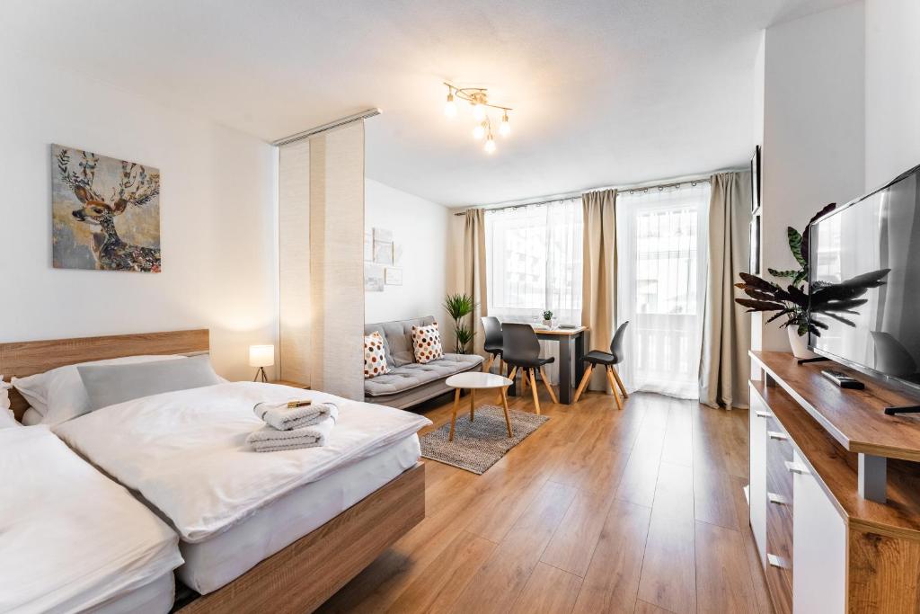 een slaapkamer met een bed en een woonkamer bij Billys Apartment Zentrum, Renoviert, Garage, Netflix in Mondsee