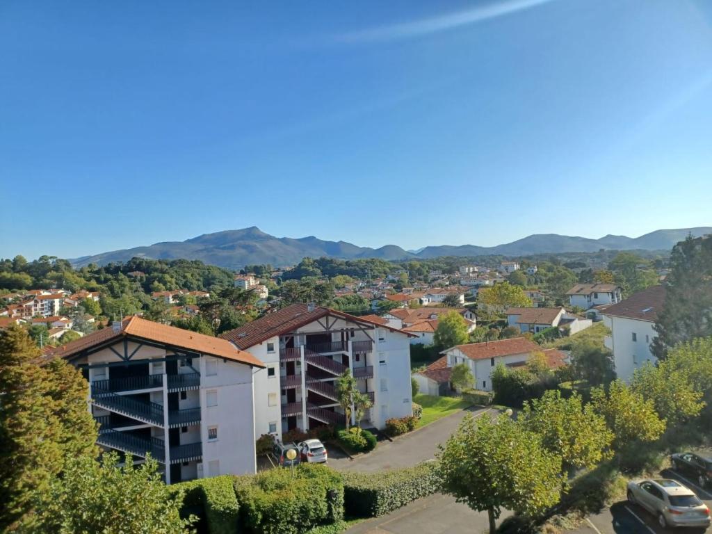 Vue aride d'une ville avec les montagnes en arrière-plan dans l'établissement APPARTEMENT T3 vue RHUNE, à Saint-Jean-de-Luz