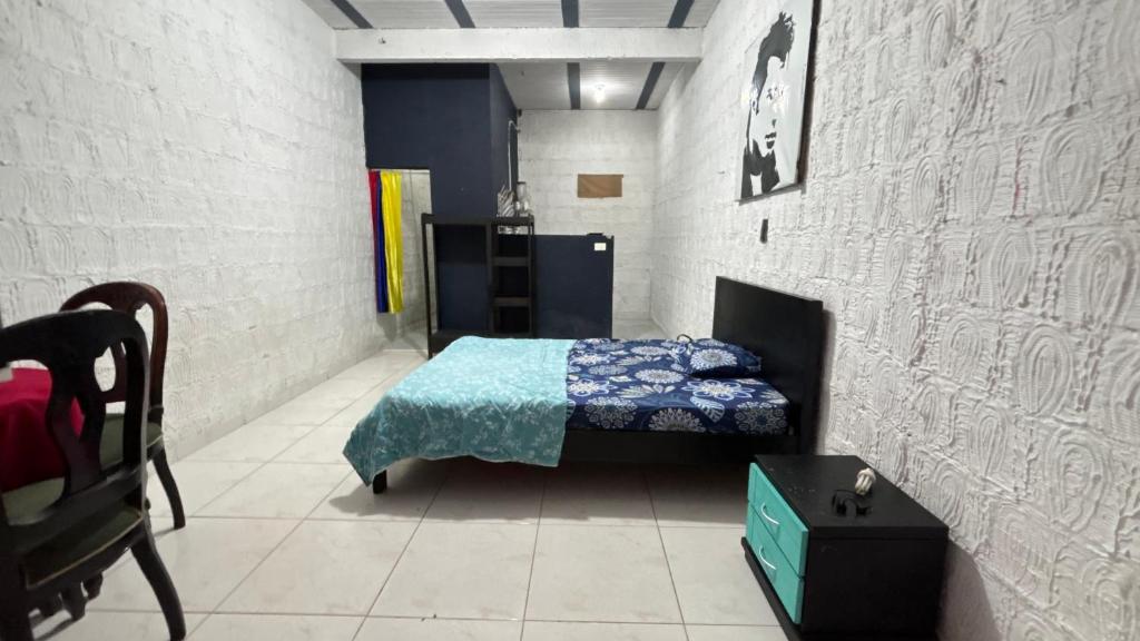 sypialnia z łóżkiem z niebieskim kocem w obiekcie Apartaestudio en los llanos w mieście Monterrey