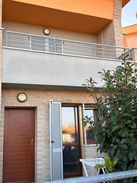 uma casa com uma porta e uma varanda em Casa di Sveva em Marotta