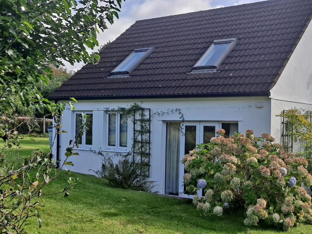 uma casa branca com um telhado preto em Hayway em South Brent