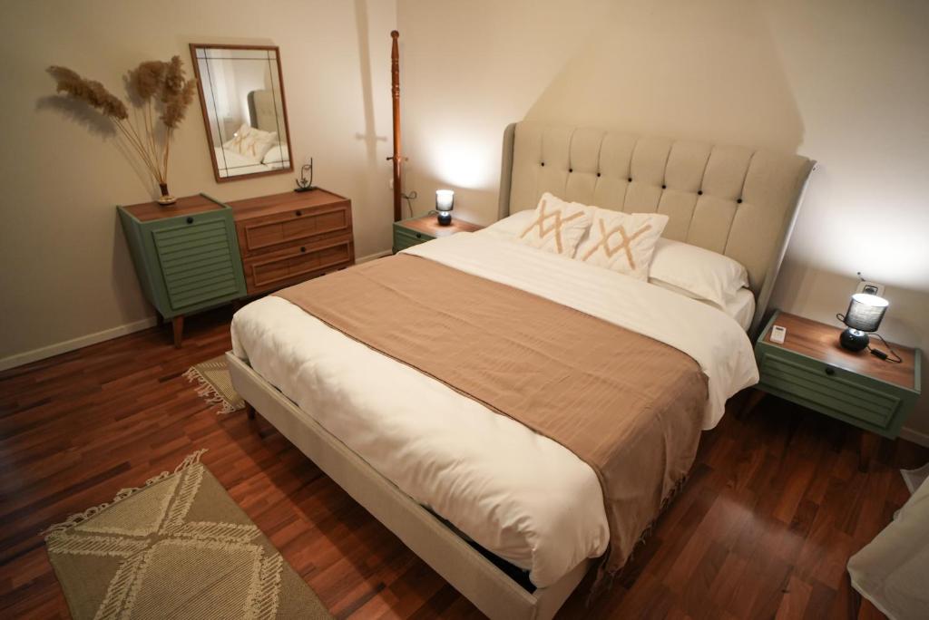 um quarto com uma cama grande e um espelho em Grandpa House - App.3 em Tirana