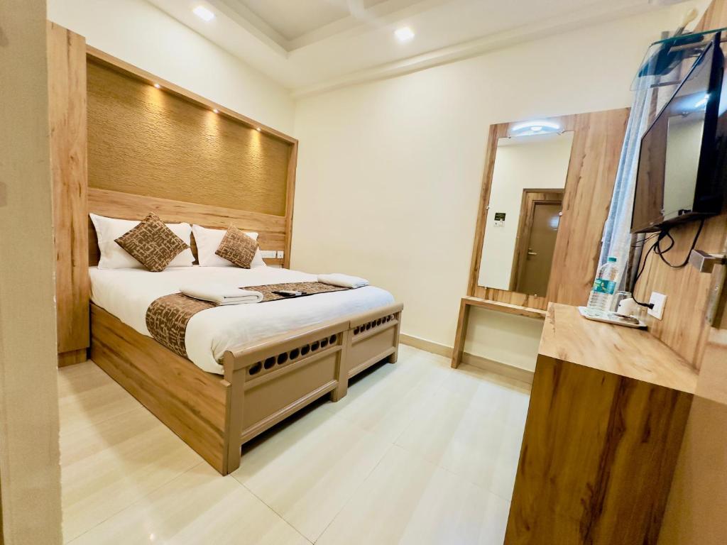 um quarto com uma cama e um espelho grande em Stay Court - Business Class Hotel - Near Central Railway Station em Chennai