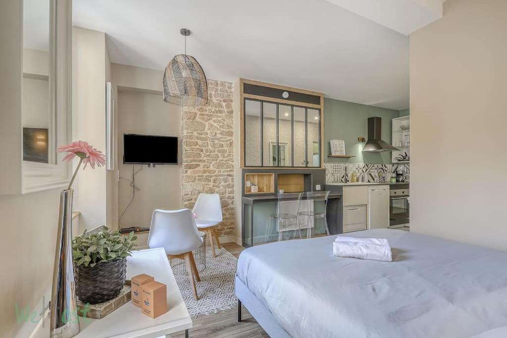 une chambre avec un grand lit et une cuisine dans l'établissement Comfortable fully equipped studio - City Center, à Dijon