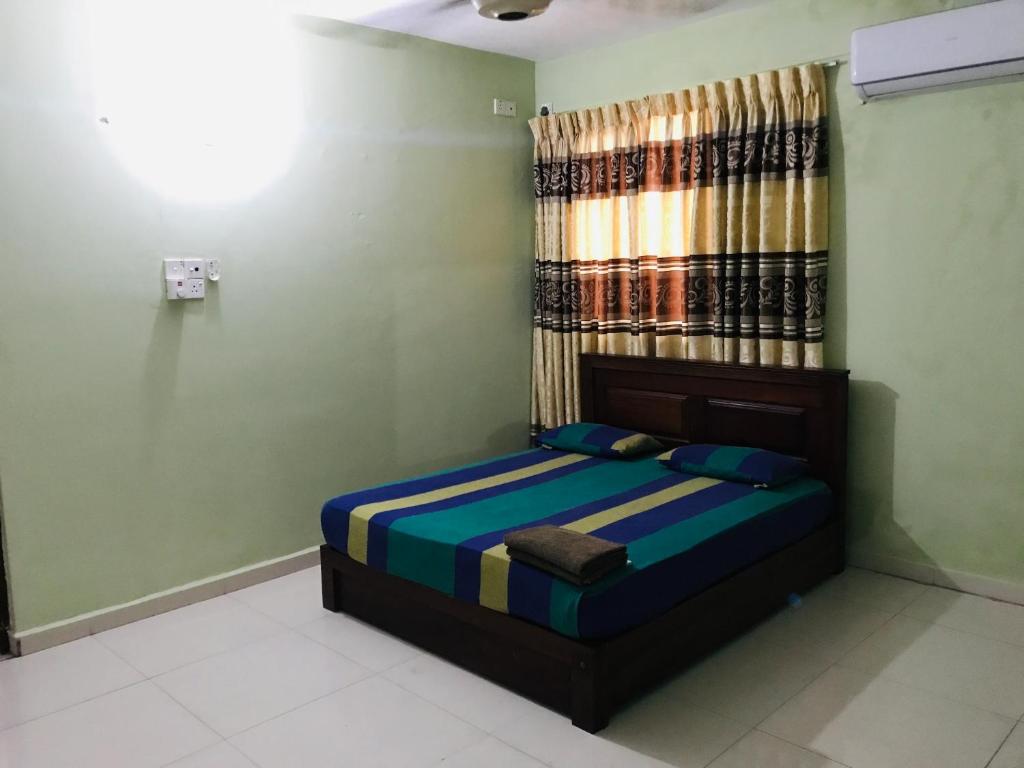 1 dormitorio pequeño con 1 cama en una habitación en Relation Hotel, en Colombo