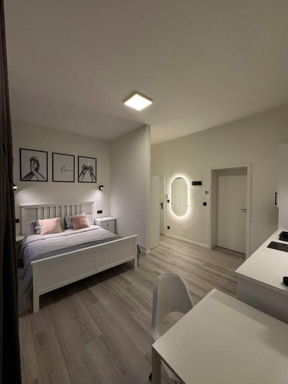 sypialnia z łóżkiem, stołem i krzesłami w obiekcie Studio à Ixelles - Viaduc w Brukseli