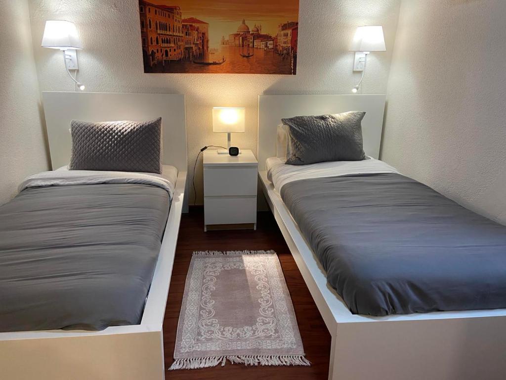 Łóżko lub łóżka w pokoju w obiekcie Casa Alba Seaview House