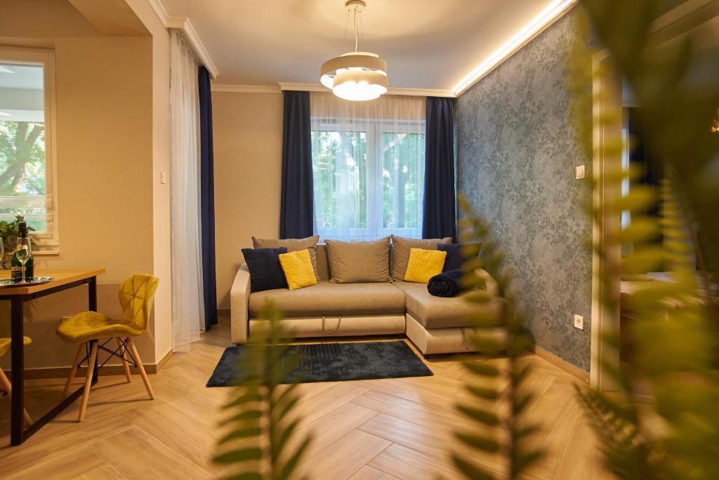 uma sala de estar com um sofá e uma mesa em Sunlight Blue Szeged - Exclusive em Szeged