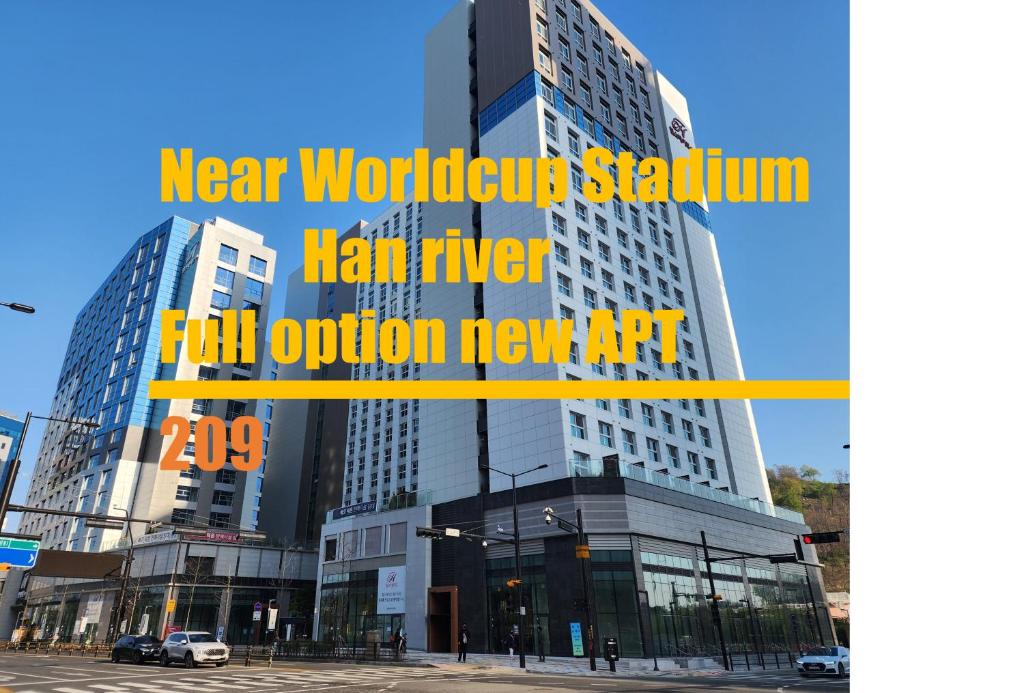 un edificio alto con un cartel encima en World-cup stadium, New house, full optioned en Goyang