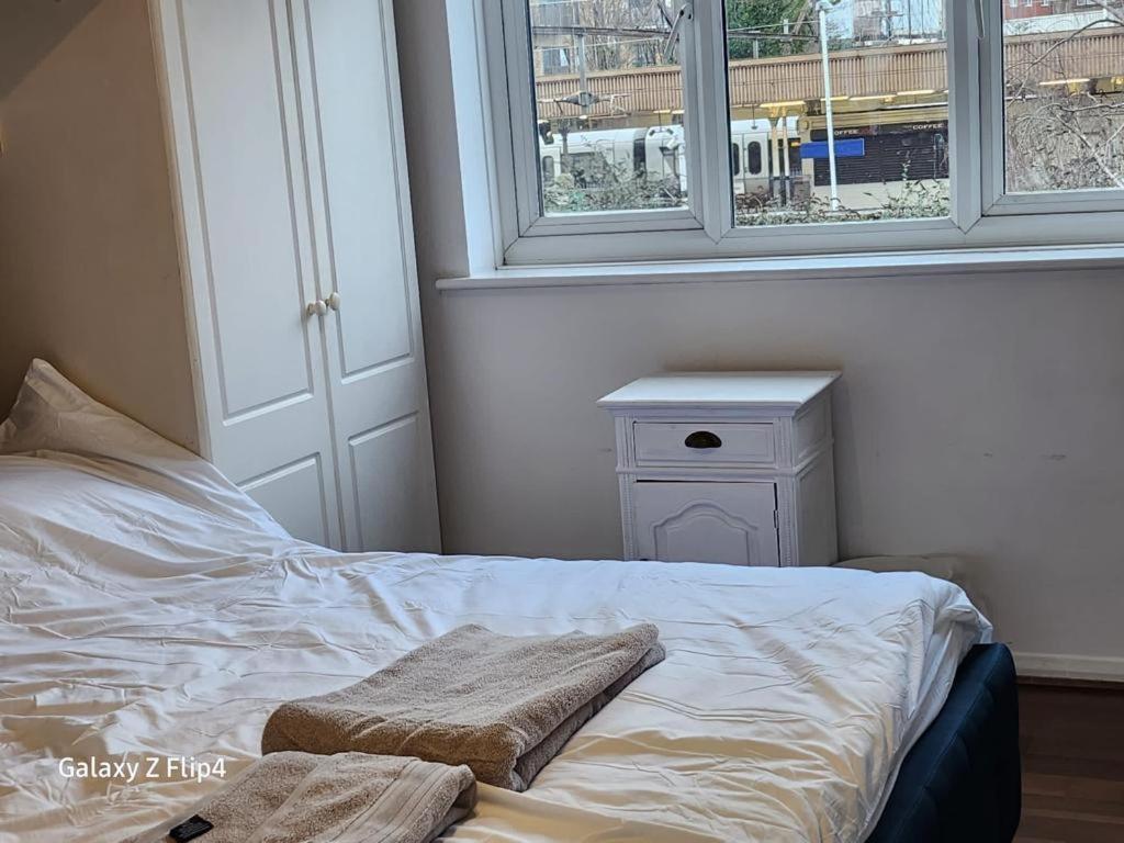 Säng eller sängar i ett rum på Cozy 2 bed Flat/Apt in East London- Nice Estate.