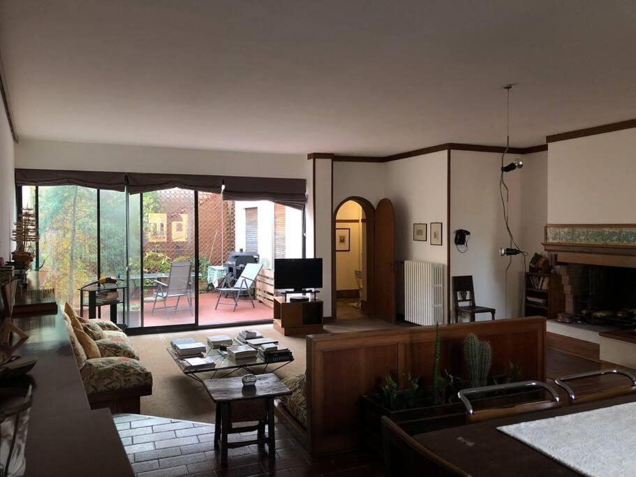 uma sala de estar com um sofá e uma mesa em Luxury apartment big lounge fireplace 2 terraces B em Veneza