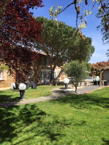 une maison avec deux parcmètres dans l'herbe dans l'établissement VILLA DE CAMPAGNE LES MURAILLES, à Auterive