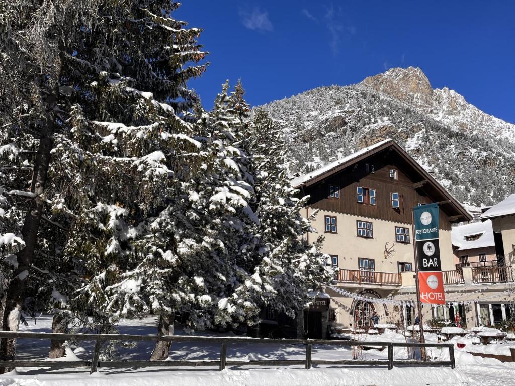 Nespecifikovaný výhled na hory nebo výhled na hory při pohledu z hotelu