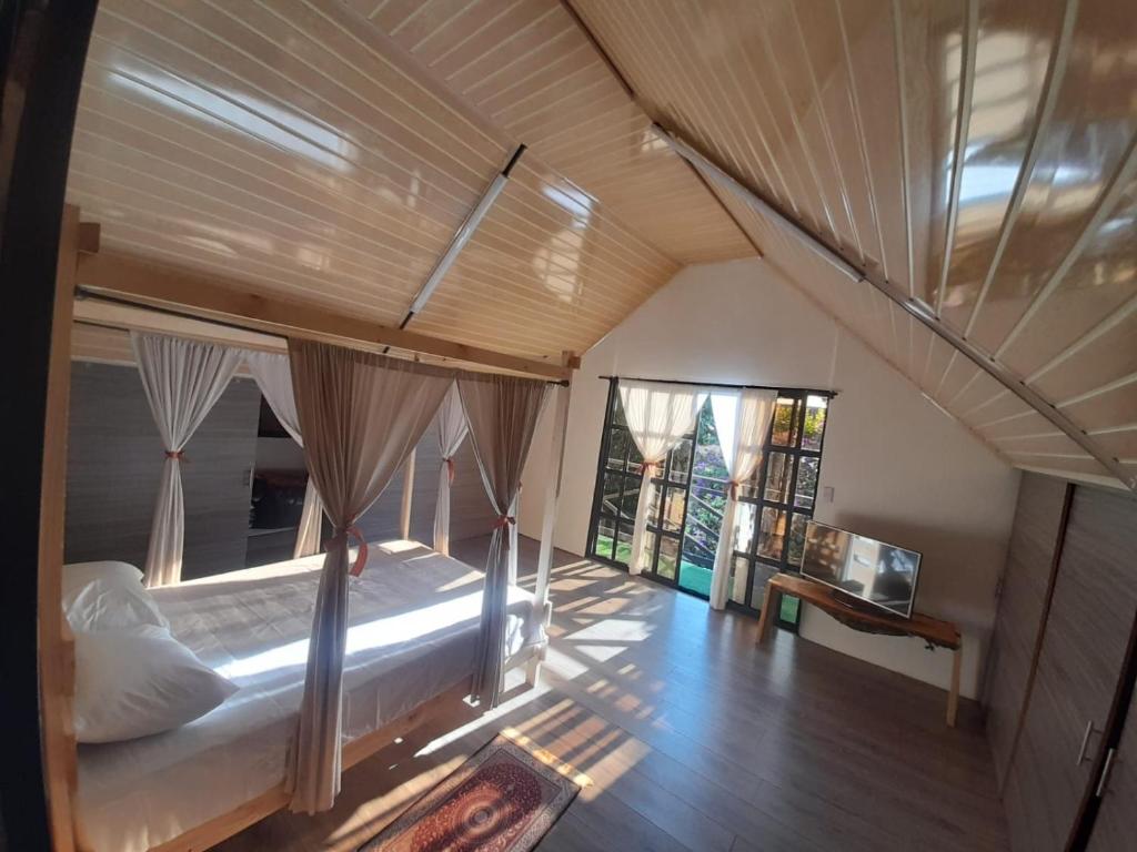 ein Schlafzimmer mit einem Himmelbett in einem Zimmer in der Unterkunft Chalet Lupe in Palestina